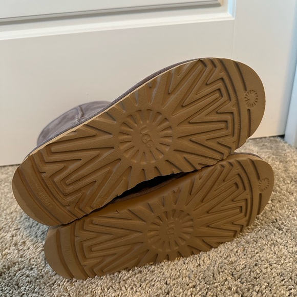 Ugg Classic Short II Sugarplum 6 - Picture 4 of 6